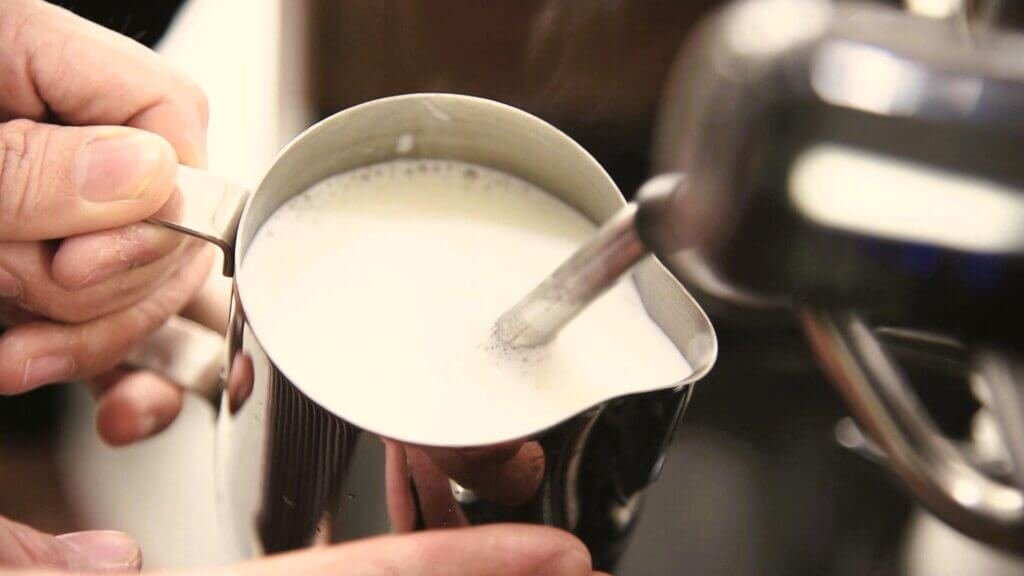 How to Steam Milk With Steamer